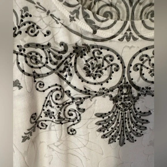 Dressbarn Vintage Black and White Ornate Short Sleeve Top - Picture 4 of 5